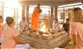 En kvinna besöker ett yoga och meditationsretreat under sin resa till Indien